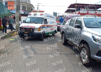 El conductor de un taxi ocasionó un accidente en la 8a oriente y 1a avenida sur