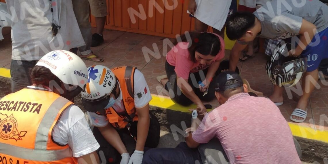 Atiende SAE a motocilista que se accidentó