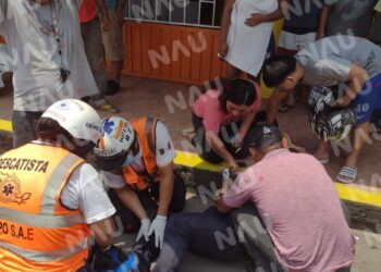 Atiende SAE a motocilista que se accidentó