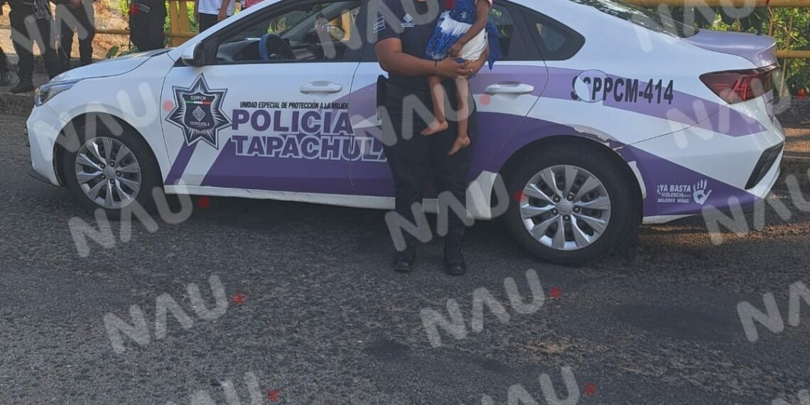 Cae señora en el puente de la central poniente y deja menor de 3 años en la vía pública