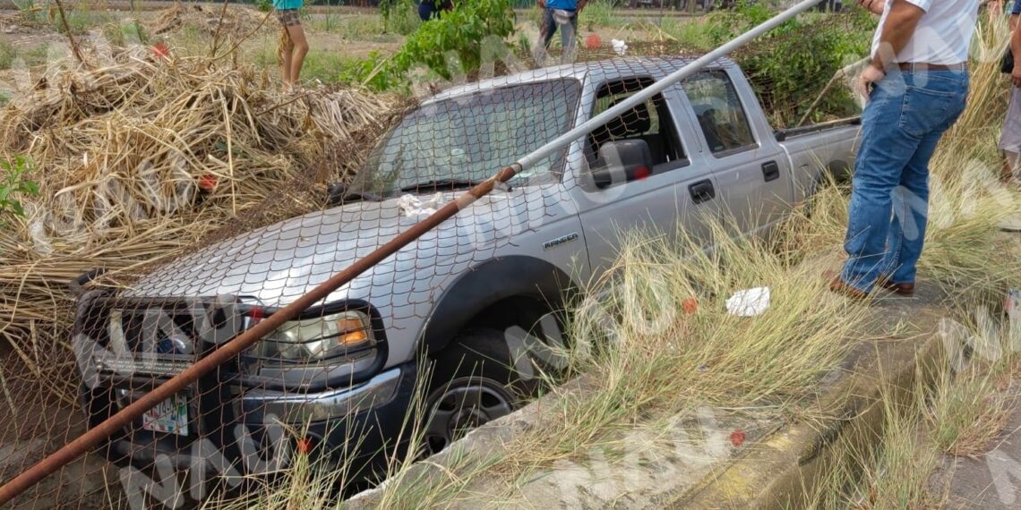 Cae una camioneta en el dren pluvial