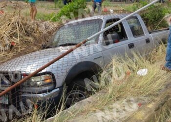 Cae una camioneta en el dren pluvial