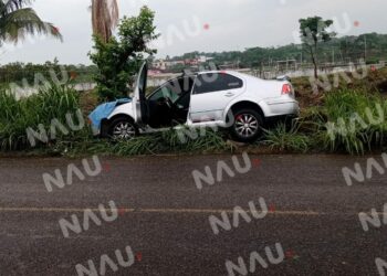 Conductor de vehículo Jetta de salió de la carretera