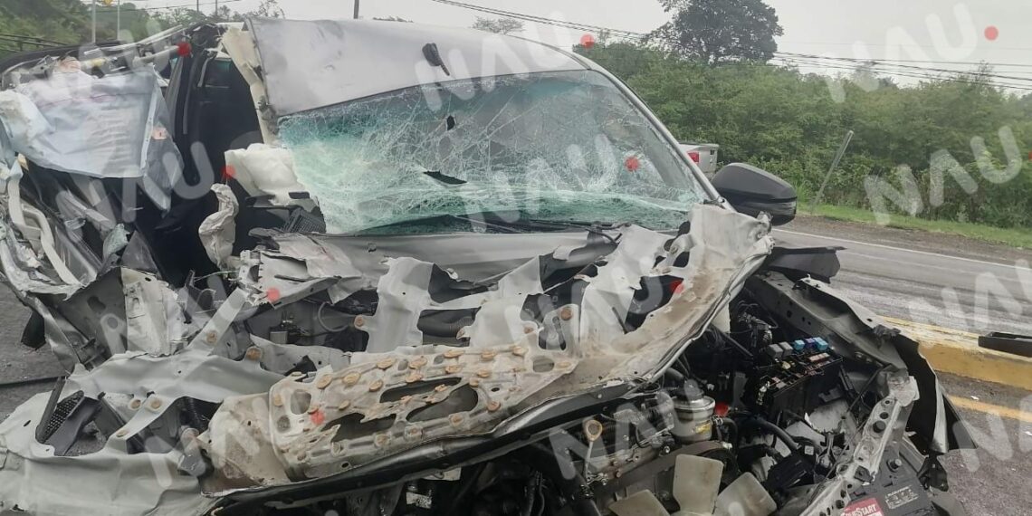 Conductora de una camioneta invade carril contrario