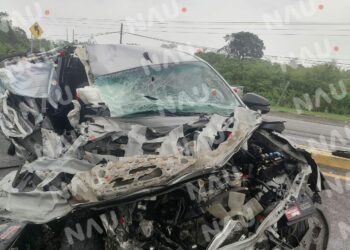 Conductora de una camioneta invade carril contrario