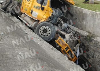 El Choque de un cabezal de tráiler y vehículo compacto deja daños materiales por más de 300 mil pesos en el libramiento Sur oriente y entrada a casas GEO