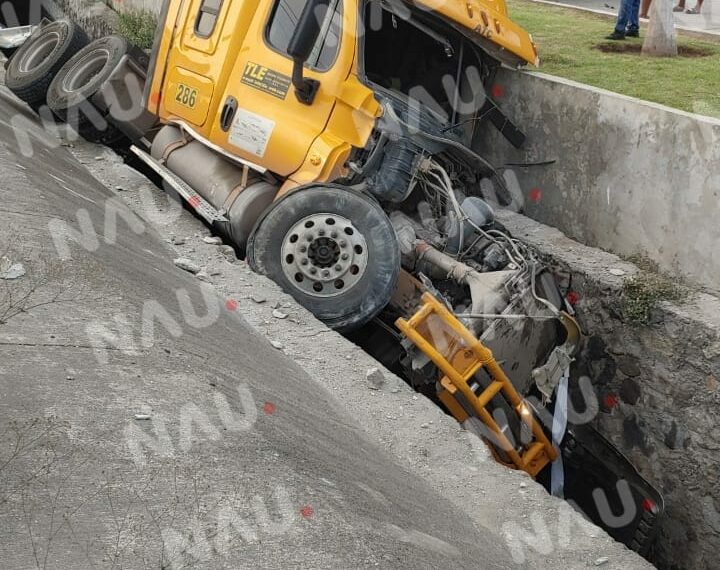 El Choque de un cabezal de tráiler y vehículo compacto deja daños materiales por más de 300 mil pesos en el libramiento Sur oriente y entrada a casas GEO