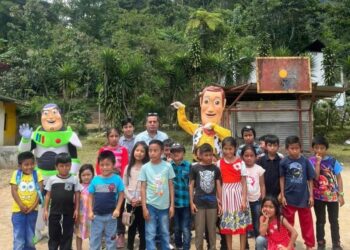 Alcalde de #UniónJuárez, Isaías Verdugo Roblero, celebra #DiaDelNiñoyLaNiña, en el Ejido Los Alpes