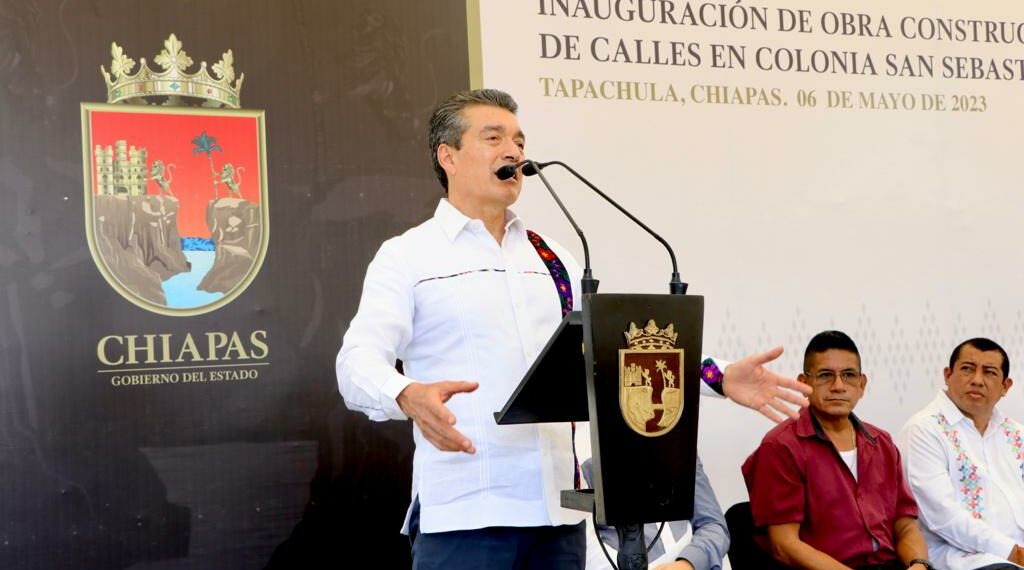 En Tapachula, Rutilio Escandón inaugura pavimentación y mejoramiento integral de calle en la colonia San Sebastián