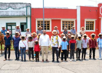 Beneficia Rutilio Escandón con equipamiento policial y pavimentación de calle a Tuxtla Chico