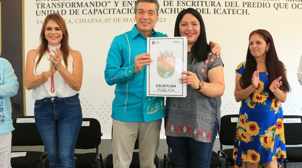 Con entrega de escrituras, Rutilio Escandón da certeza al Icatech en Tapachula