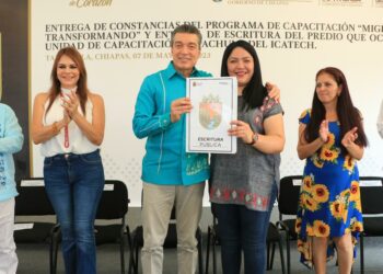 Con entrega de escrituras, Rutilio Escandón da certeza al Icatech en Tapachula