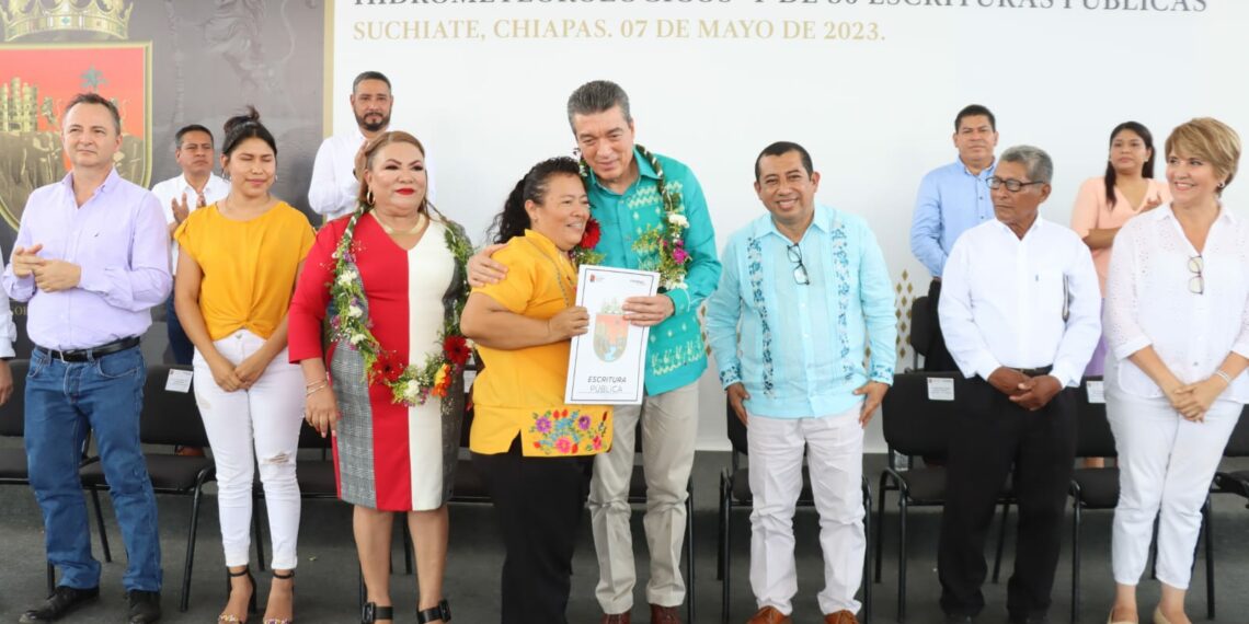 Rutilio Escandón entrega escrituras a 50 familias de Suchiate tras años de espera