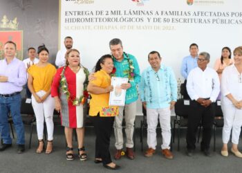 Rutilio Escandón entrega escrituras a 50 familias de Suchiate tras años de espera