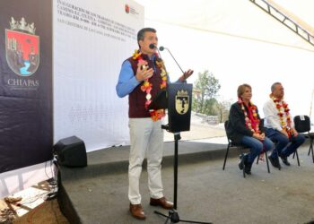 En SCLC, Rutilio Escandón inaugura camino de la carretera Tuxtla-Comitán a la localidad de San José Buenavista