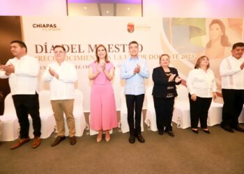 Junto a docentes, Rutilio Escandón conmemora el Día de la Maestra y del Maestro