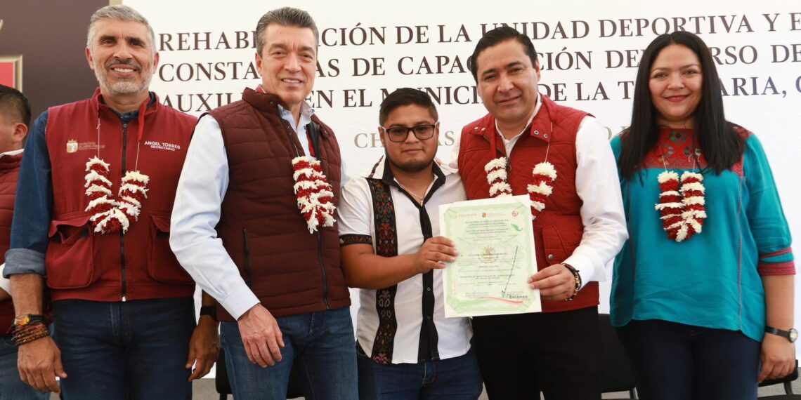 Rutilio Escandón inaugura rehabilitación de la Unidad Deportiva de La Trinitaria