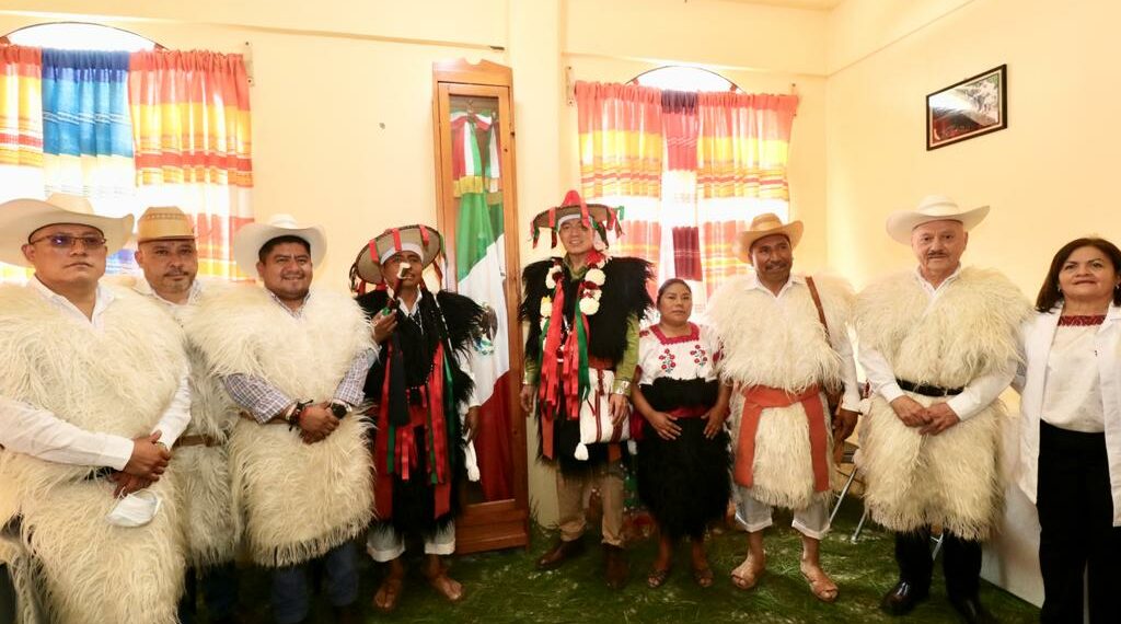 En Rincón Chamula San Pedro, Rutilio Escandón inaugura un puente y el Palacio Municipal