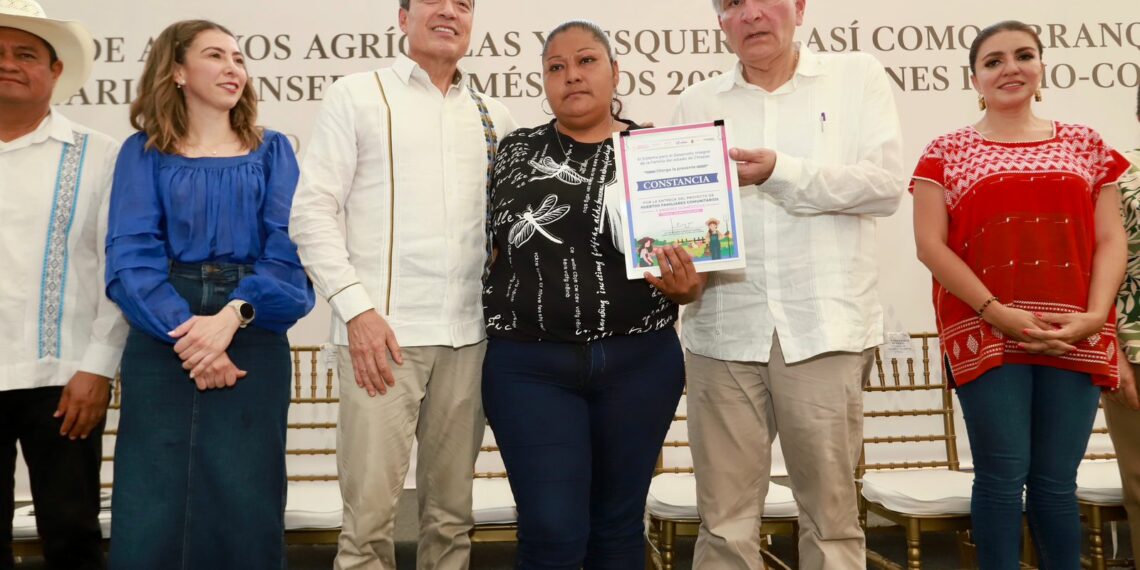 Junto a Adán Augusto, Rutilio Escandón entrega apoyos para fortalecer la seguridad alimentaria