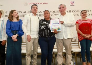 Junto a Adán Augusto, Rutilio Escandón entrega apoyos para fortalecer la seguridad alimentaria