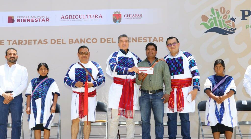 Rutilio Escandón encabeza entrega de tarjetas del Programa Producción para el Bienestar en San Juan Cancuc