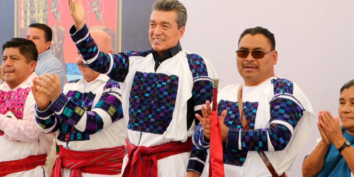 En San Juan Cancuc, Rutilio Escandón entrega Casa Materna, ambulancia e insumos médicos a parteras