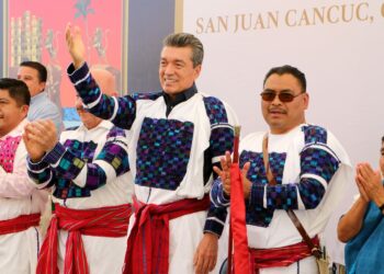 En San Juan Cancuc, Rutilio Escandón entrega Casa Materna, ambulancia e insumos médicos a parteras