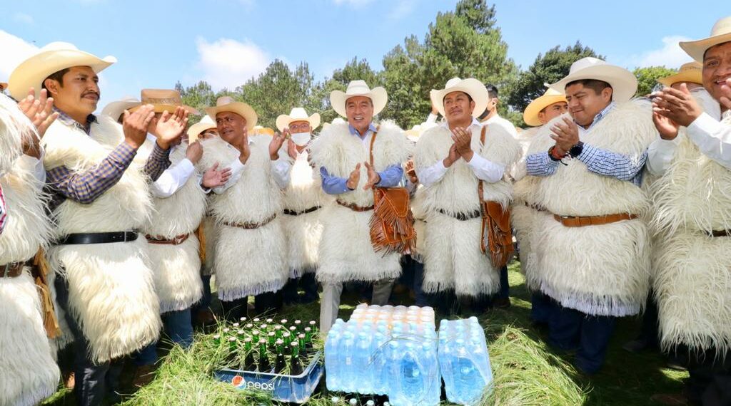 En Chamula, Rutilio Escandón inauguró los caminos Tzajaltetic-Los Ranchos-Corralito y Yakampot-Yaalchitom