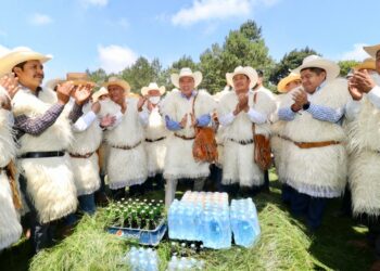 En Chamula, Rutilio Escandón inauguró los caminos Tzajaltetic-Los Ranchos-Corralito y Yakampot-Yaalchitom