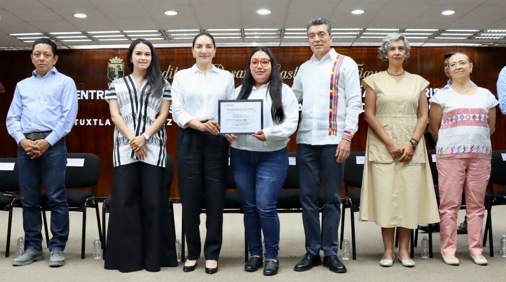 Rutilio Escandón entrega acreditaciones a guías turísticos y Cédulas del Registro Nacional de Turismo a empresas