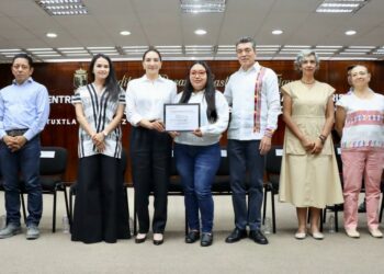 Rutilio Escandón entrega acreditaciones a guías turísticos y Cédulas del Registro Nacional de Turismo a empresas