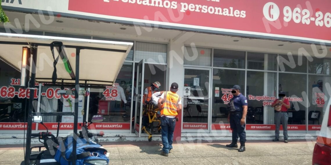 Le dio un infarto en el interior de un negocio