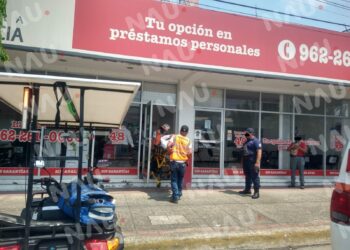 Le dio un infarto en el interior de un negocio