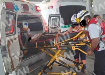 Menor cae al subirse a una combi