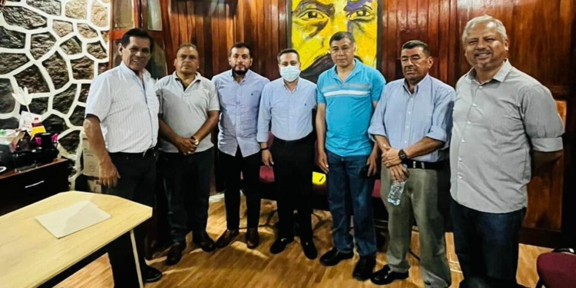 El alcalde y la directiva del ejido Unión Juárez acuerdan proyectos para el desarrollo y progreso de la comunidad.