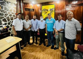 El alcalde y la directiva del ejido Unión Juárez acuerdan proyectos para el desarrollo y progreso de la comunidad.