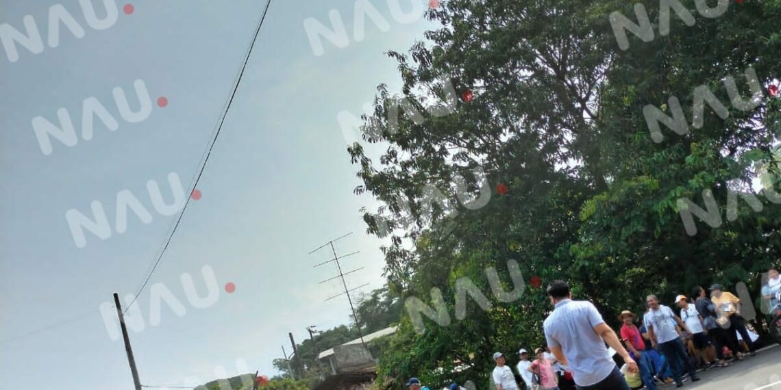 Bloqueo en la carretera Federal 200 en Tuzantan detiene el tráfico entre Tapachula y Huixtla.