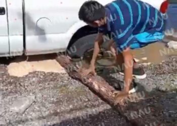 Dejan abierto un hoyo y causa daños a vehículo en Solidaridad 2000