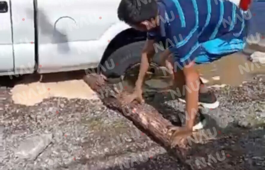 Dejan abierto un hoyo y causa daños a vehículo en Solidaridad 2000