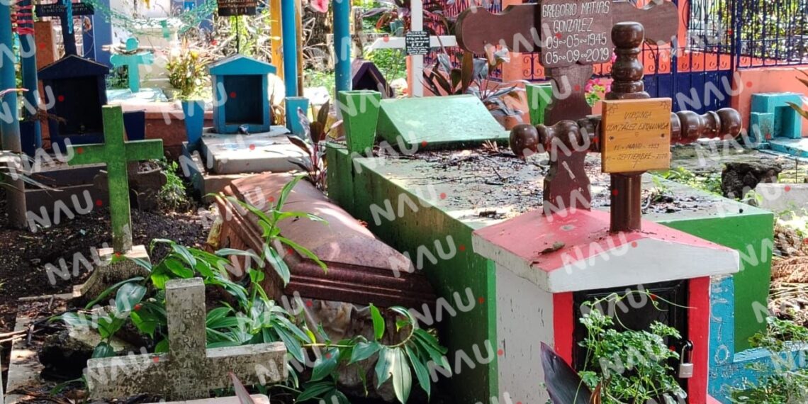 Exhuman y dejan la caja del muerto a la intemperie en el Panteón Jardín