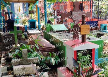 Exhuman y dejan la caja del muerto a la intemperie en el Panteón Jardín