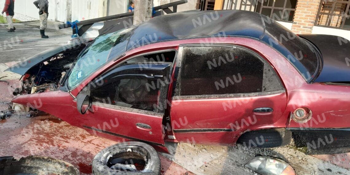 Abandonan un vehículo tras chocar contra un poste de la Comisión Federal de Electricidad