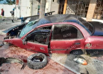 Abandonan un vehículo tras chocar contra un poste de la Comisión Federal de Electricidad