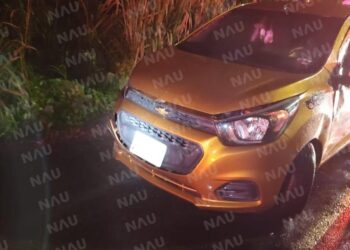 Vehiculo se ponchó en la carretera costera