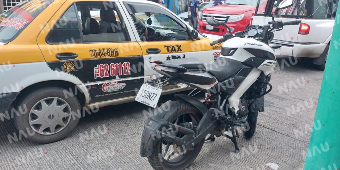 Joven de 20 años se impacta contra vehículo estacionado