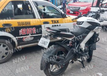 Joven de 20 años se impacta contra vehículo estacionado