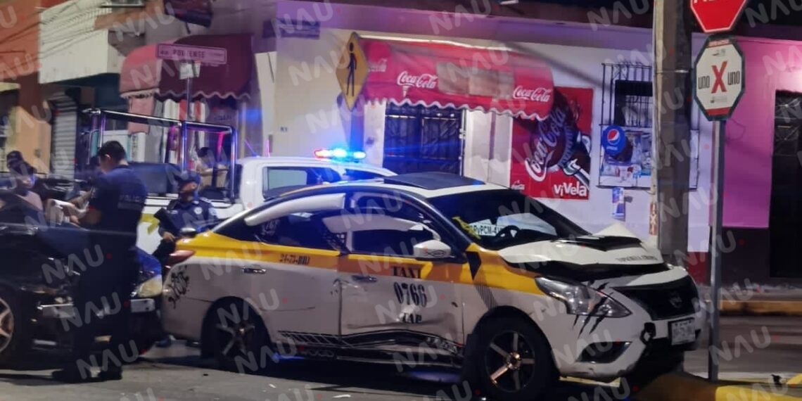Chocan dos carros en la 2a avenida sur y 6a calle poniente