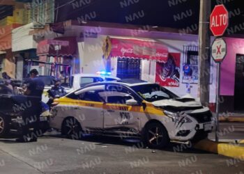 Chocan dos carros en la 2a avenida sur y 6a calle poniente