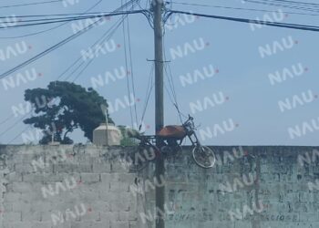 Dejan motocicleta calcinada amarrada a un poste de Teléfonos de México
