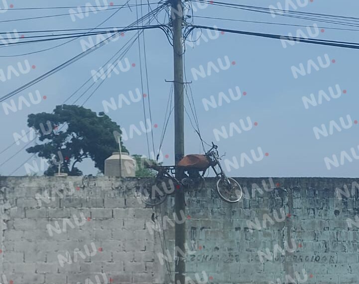 Dejan motocicleta calcinada amarrada a un poste de Teléfonos de México